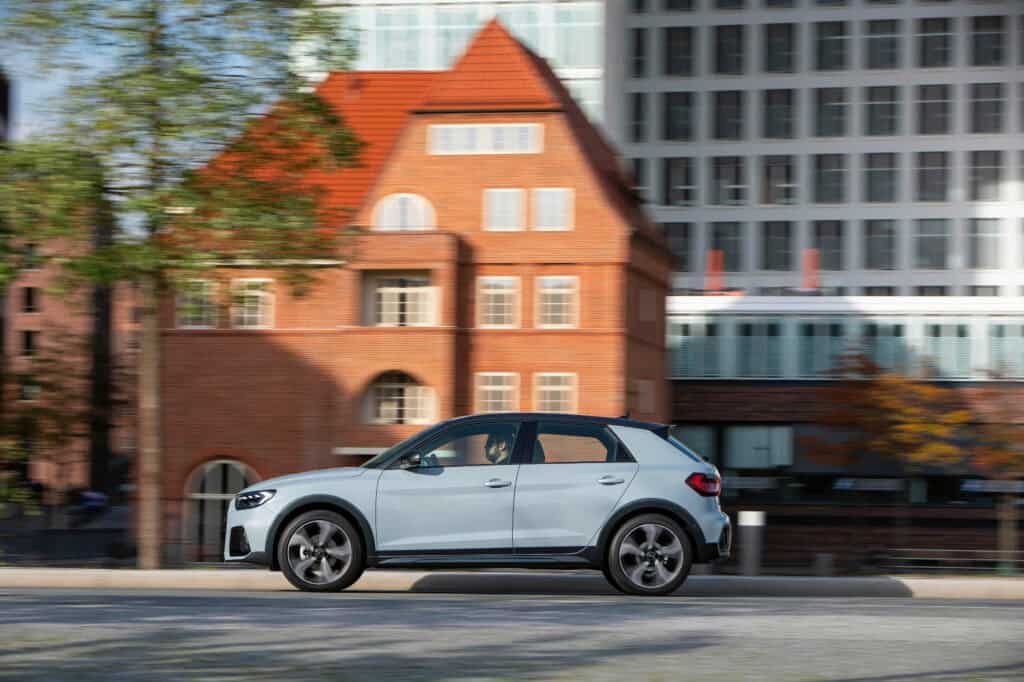 Laterale, fiancata e cerchi Audi A1 Allstreet Identity contrast grigio zinco perla- Audi Reggini concessionaria ufficiale per la provincia di Rimini e San Marino
