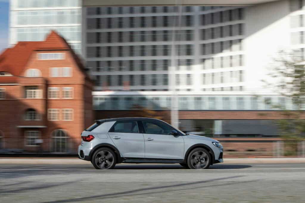 Laterale, fiancata e cerchi Audi A1 Allstreet Identity contrast grigio zinco perla- Audi Reggini concessionaria ufficiale per la provincia di Rimini e San Marino