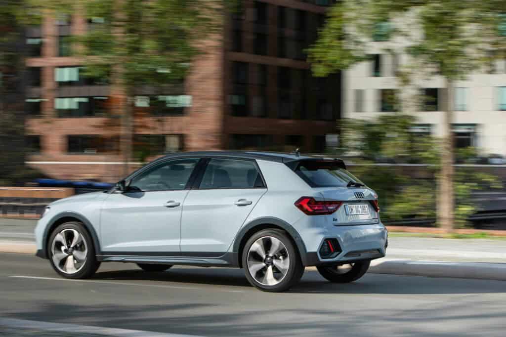 Posteriore, Laterale, fiancata e cerchi Audi A1 Allstreet Identity contrast grigio zinco perla- Audi Reggini concessionaria ufficiale per la provincia di Rimini e San Marino