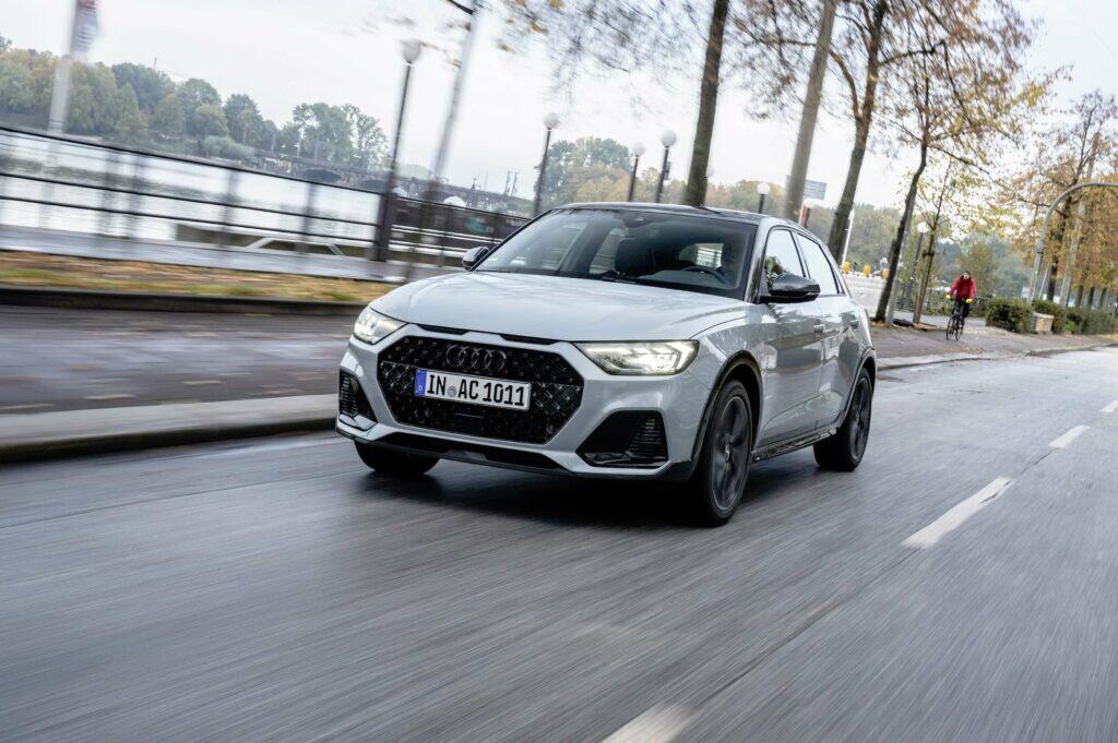 Frontale, fiancata e cerchi Audi A1 Allstreet Identity contrast grigio zinco perla- Audi Reggini concessionaria ufficiale per la provincia di Rimini e San Marino